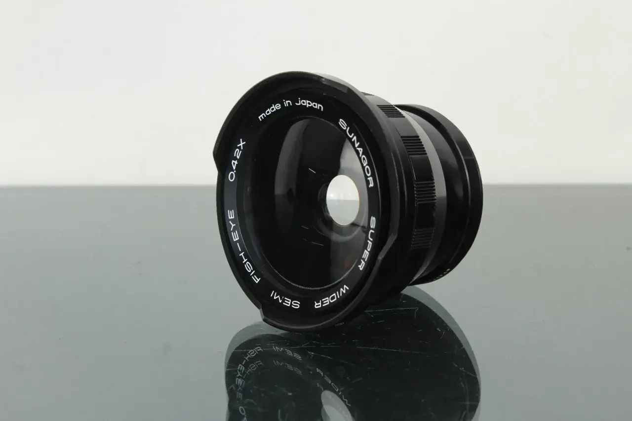 Czarny obiektyw rybie oko Sunagor 0.42x, wyprodukowany w Japonii, z napisem "Super Wider Semi Fish-Eye".