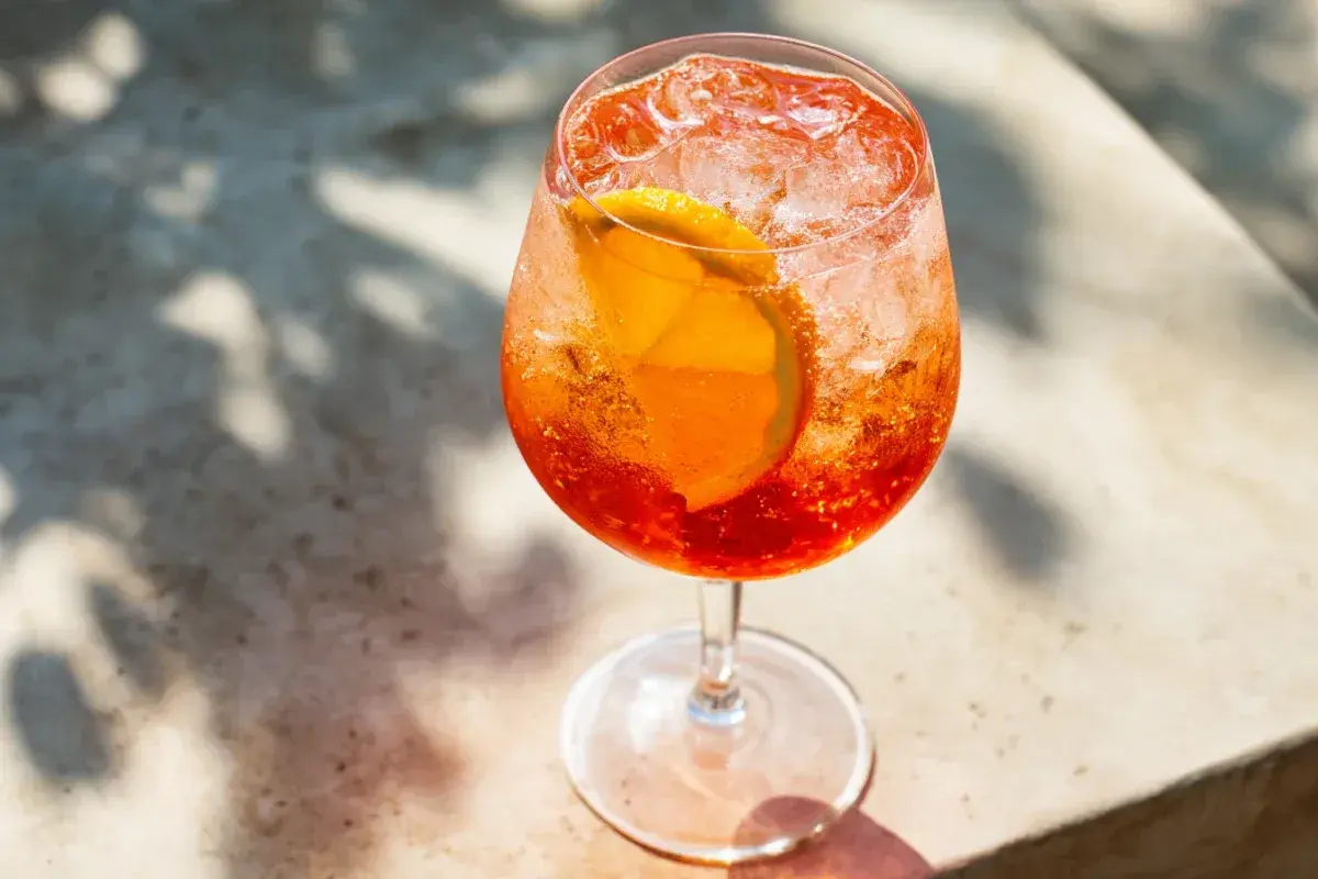 Ett glas Aperol Spritz med is och apelsinskiva. Perfekt för ett somrigt aperitif.