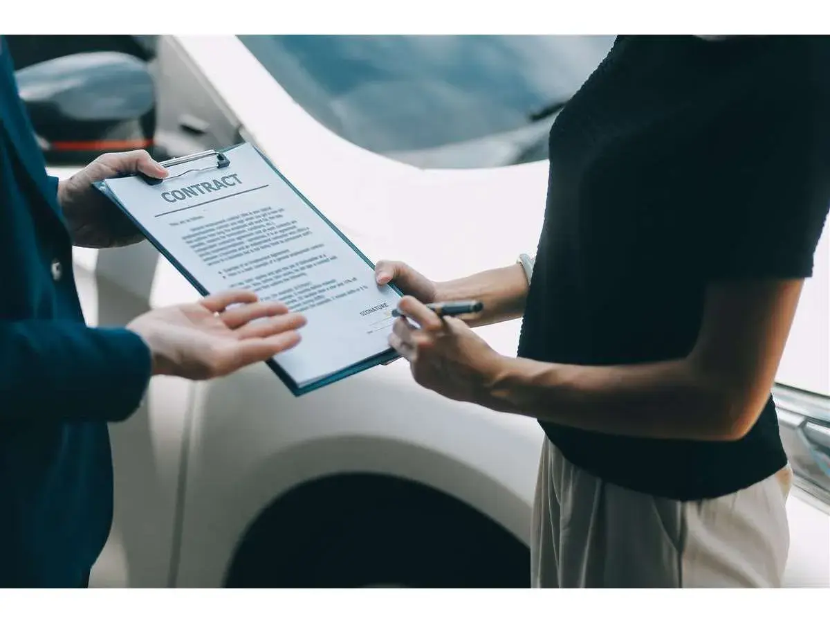 Firma del contratto per l'auto, un passo verso il certificato di proprietà auto mai avuto.