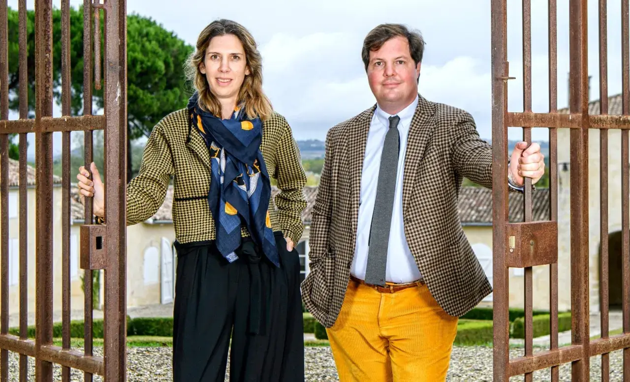 Alexandre de Lur Saluces et sa sœur devant le portail de leur domaine.