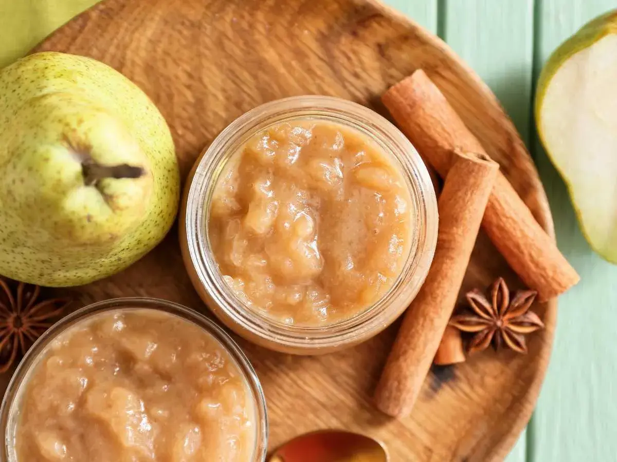 Deliciosa compota de pera casera, con peras frescas, canela y anís estrellado.