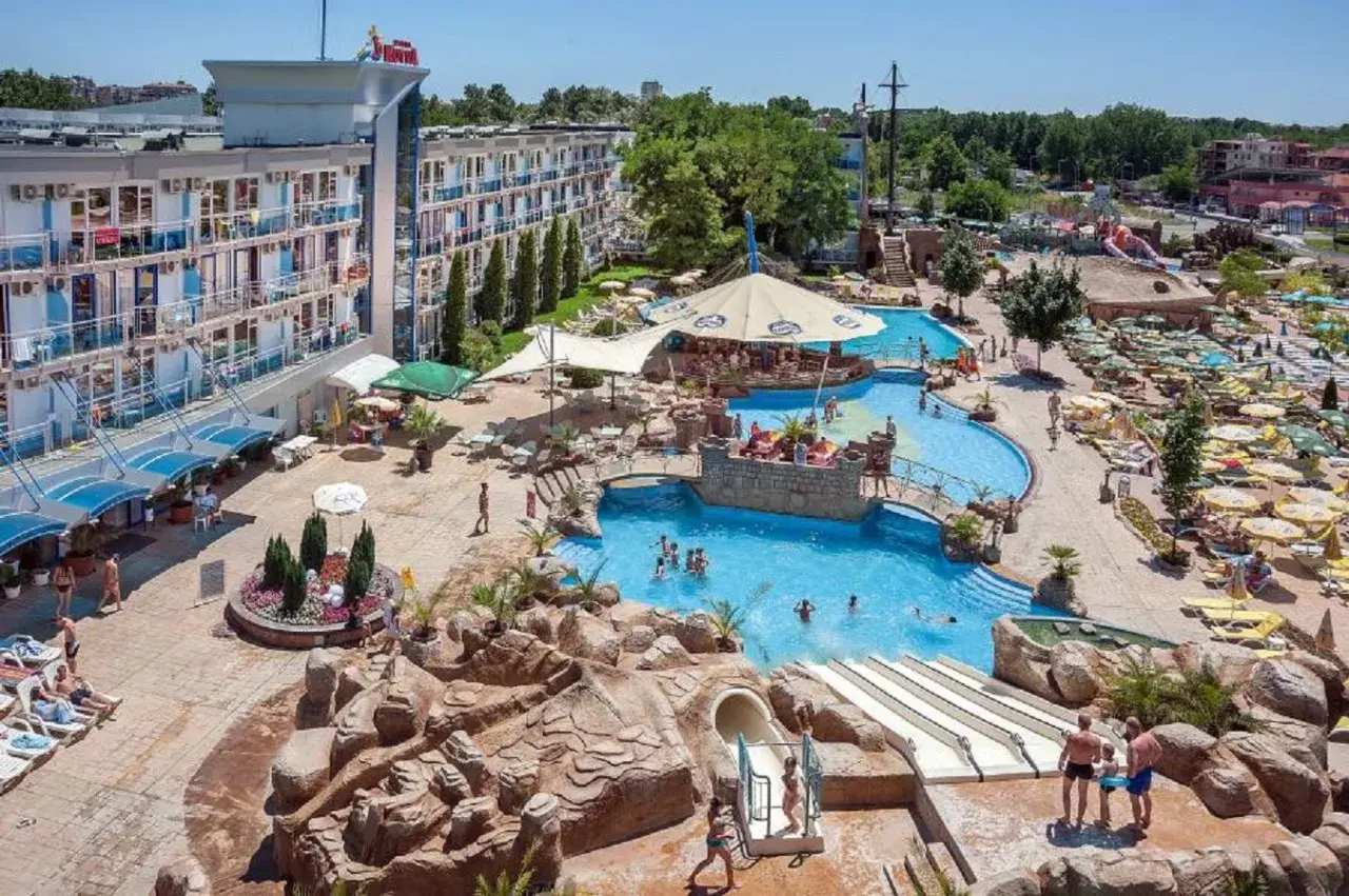 Słoneczne **Bułgaria wakacje** w hotelowym aquaparku z basenami, zjeżdżalniami i mnóstwem leżaków.