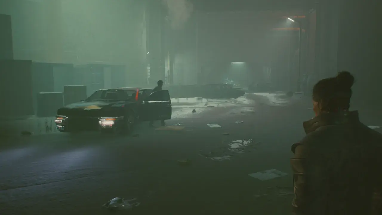 Stary znajomy cyberpunk. Mroczna uliczka, dymiący samochód, postać w skórzanej kurtce obserwuje scenę.