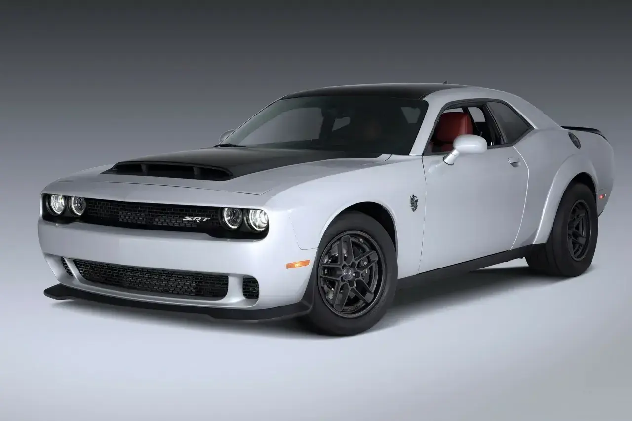 Srebrny Dodge SRT z czarną maską i dachem, z czerwonym wnętrzem, gotowy do jazdy.