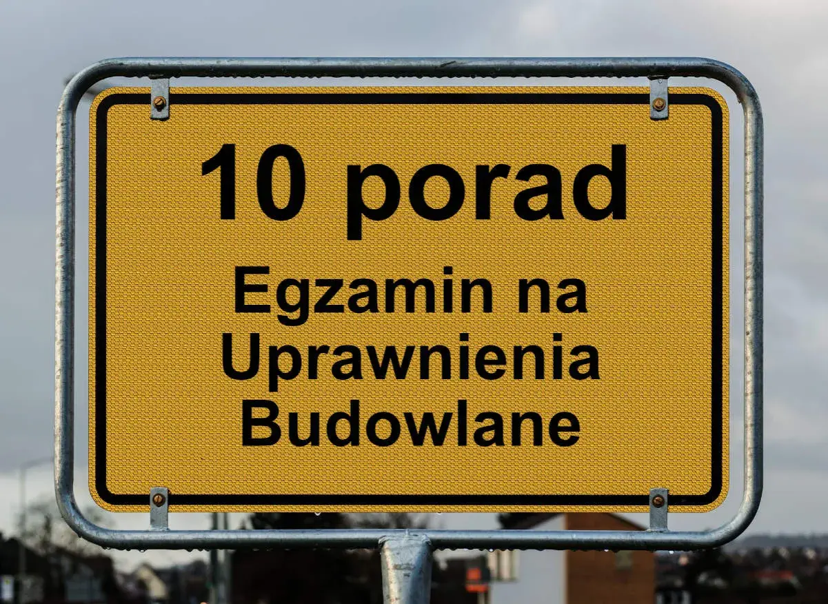 Żółty znak drogowy z napisem "10 porad. Egzamin na Uprawnienia Budowlane".