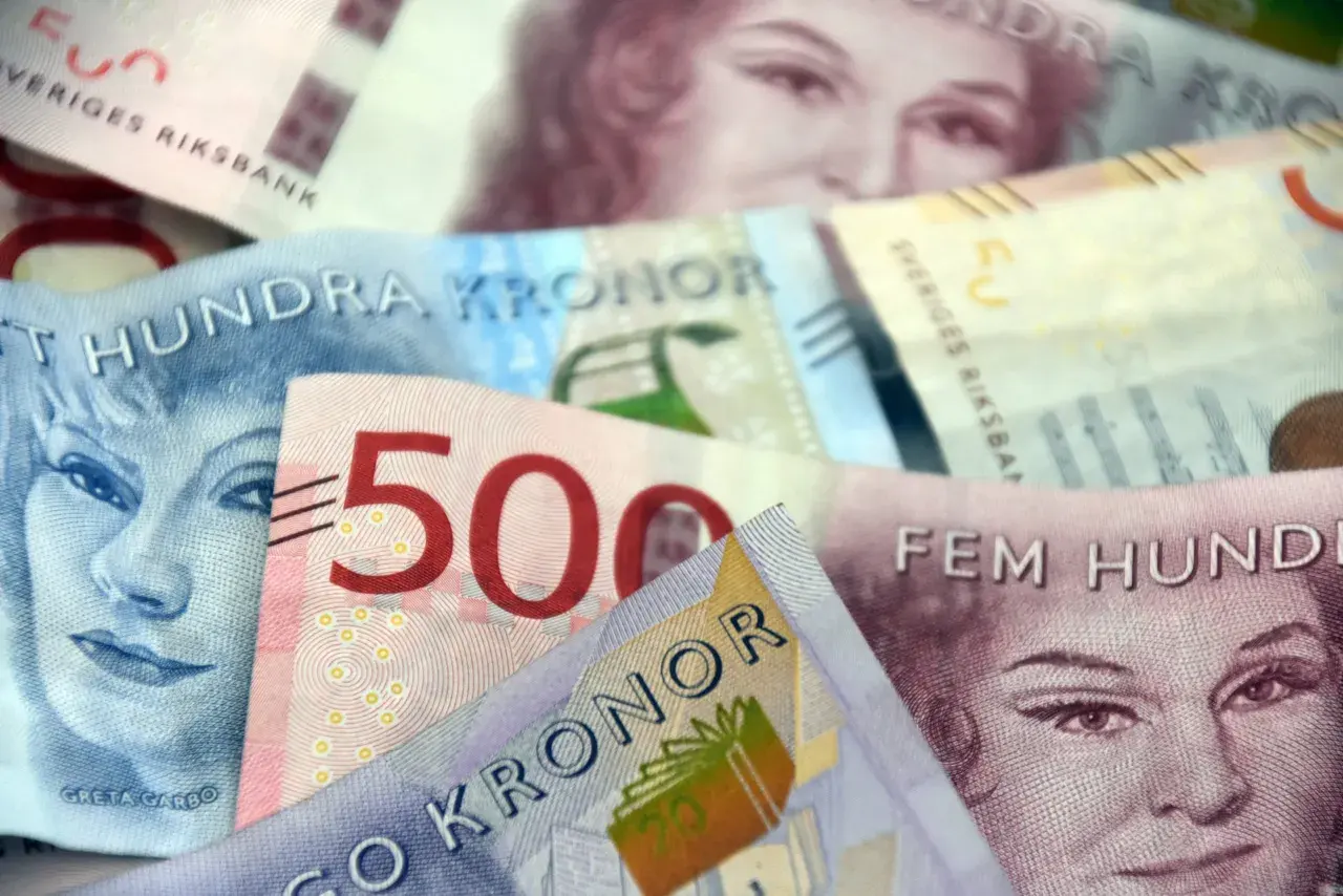Svenska sedlar med Greta Garbo och andra porträtt. En 500-kronorssedel syns tydligt. Kanske är det dags att spara till en ny bil, en underspolning bil kan bli dyr!