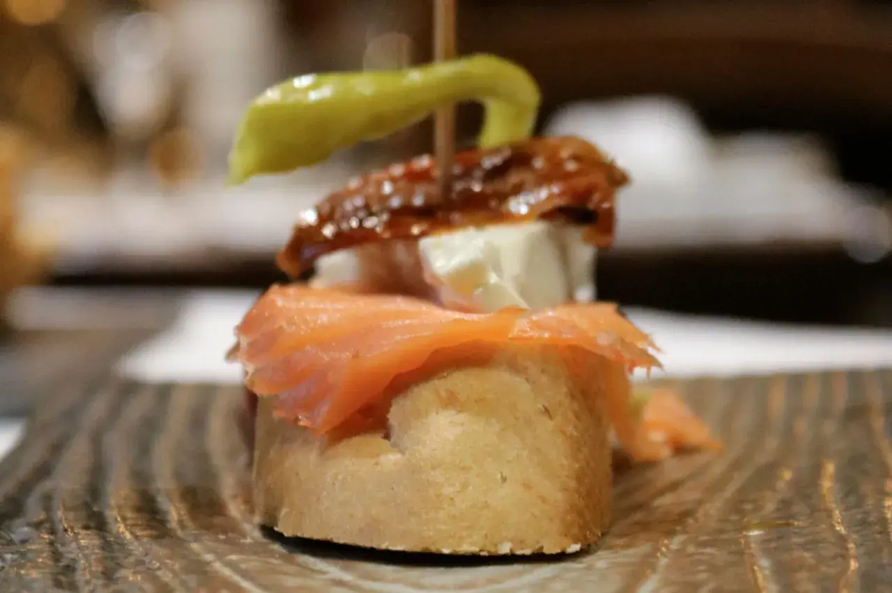 Pinchito con salmón, queso, pimiento y anchoa. Una deliciosa muestra de los tipos de guindillas españolas.