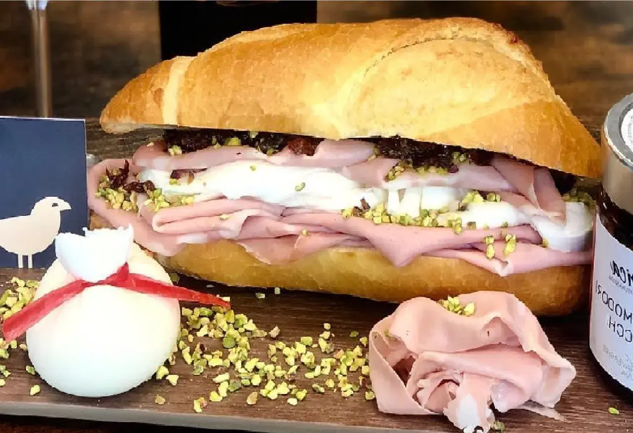 Panino con mortadella, pistacchi e burrata, perfetto da gustare con una birra oatmeal stout.