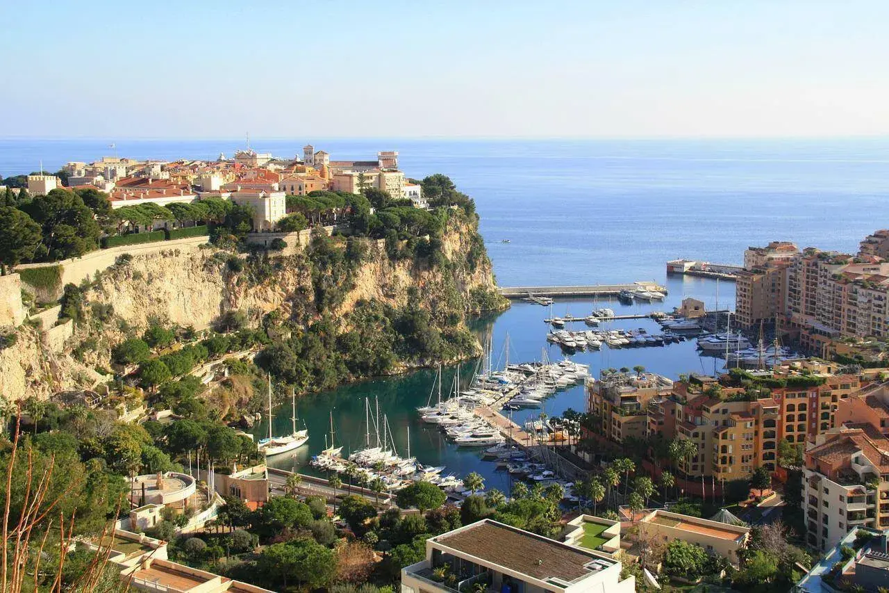 Widok na port w Monako z licznymi jachtami. Wyobraź sobie, że to miejsce to luksusowy monaco camping, gdzie cumują łodzie.