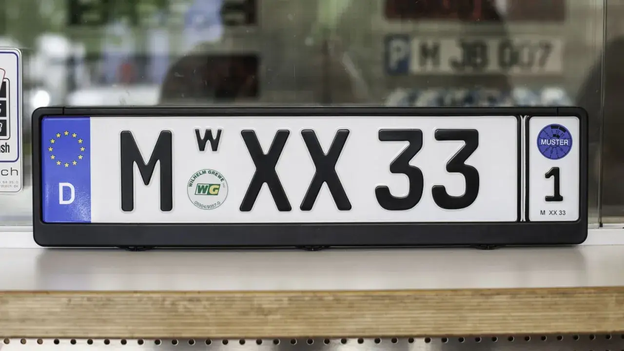 Deutsches Wechselkennzeichen für ein Motorrad, M XX 33, mit EU-Sternen und Prüfplakette.