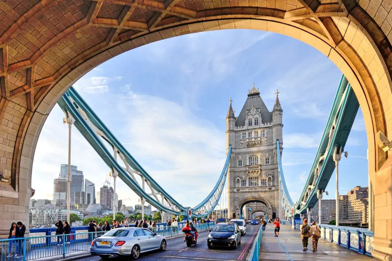 Vista del Tower Bridge en Londres, con tráfico y peatones. Perfecto para un "puente de vacaciones" en inglés.