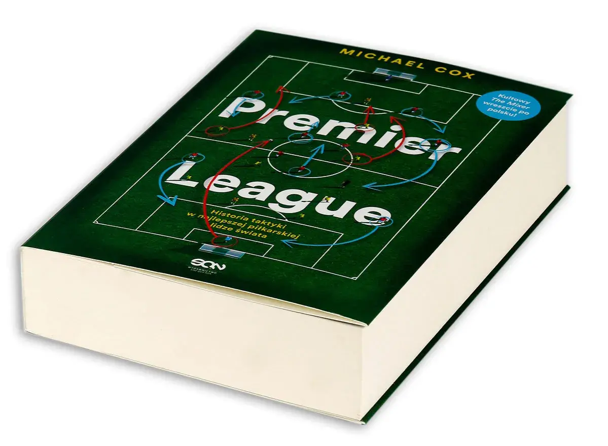 Książka "Premier League. Historia taktyki w najlepszej piłkarskiej lidze świata" Michaela Coxa. Okładka przedstawia schemat boiska z zaznaczonymi ruchami zawodników, ilustrującymi taktykę.