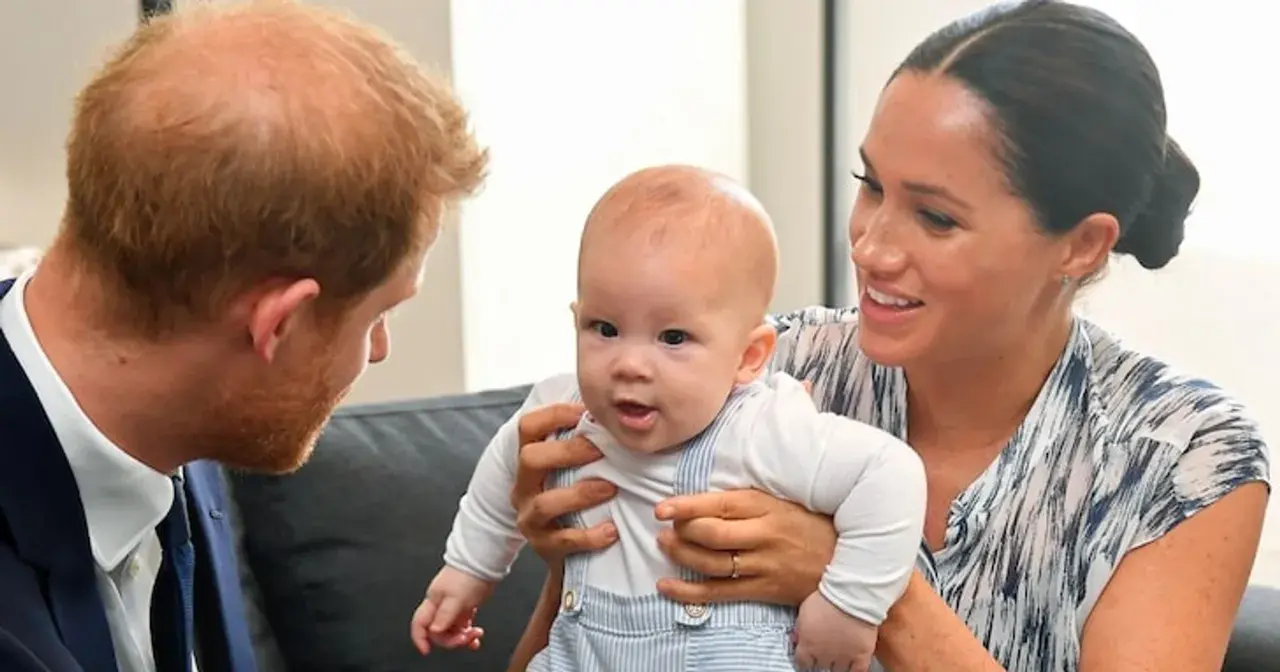 Meghan Markle z dziećmi, Archiem i Lilibet, w ciepłym uścisku.