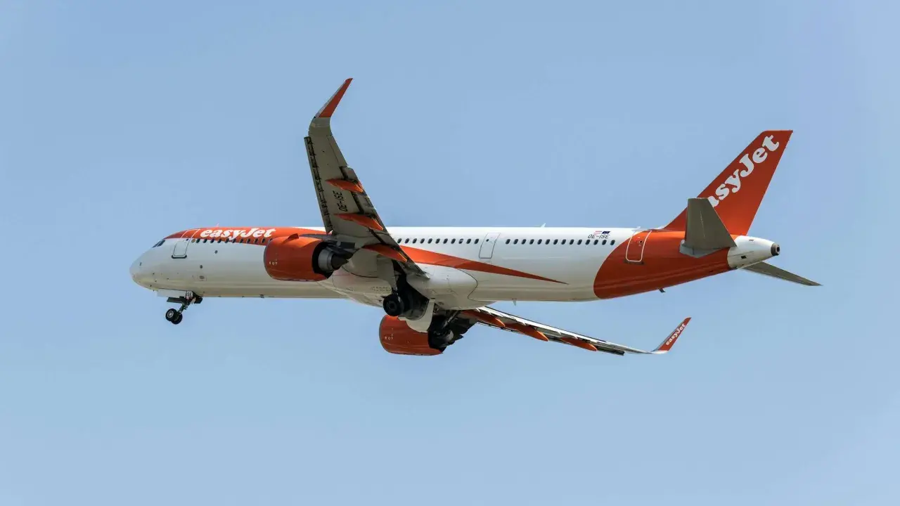 Samolot easyJet w locie. Pamiętaj o easyjet wymiary bagażu podręcznego przed podróżą.