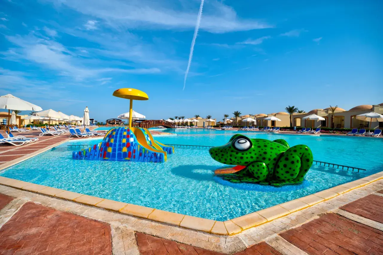 Piękna pogoda w Egipcie, Marsa Alam. Basen z zabawną żabą i zjeżdżalnią czeka na gości.