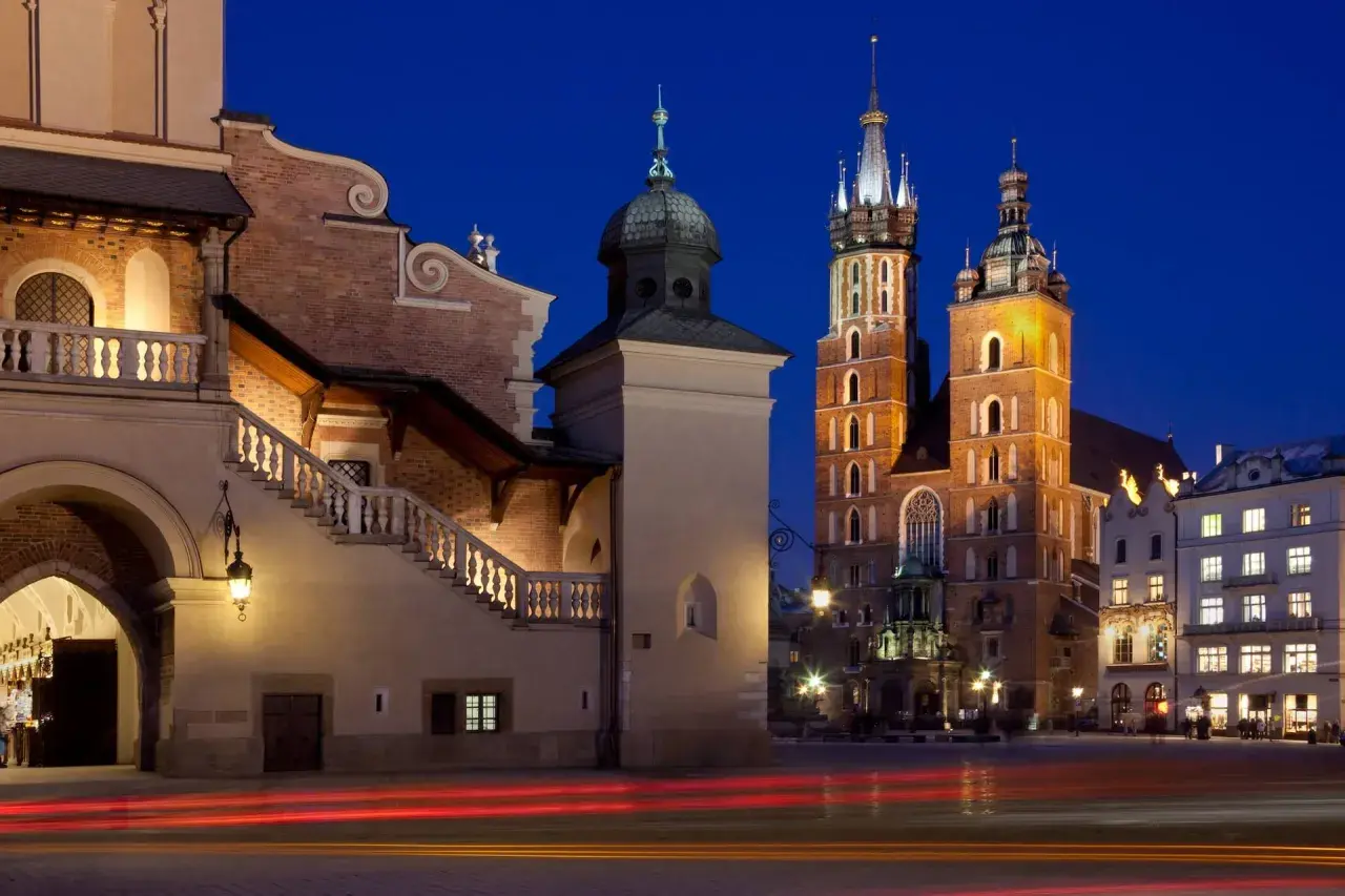 Wieczorny Rynek Główny w Krakowie, idealne miejsce, by zacząć planować, co robić w Krakowie w weekend.