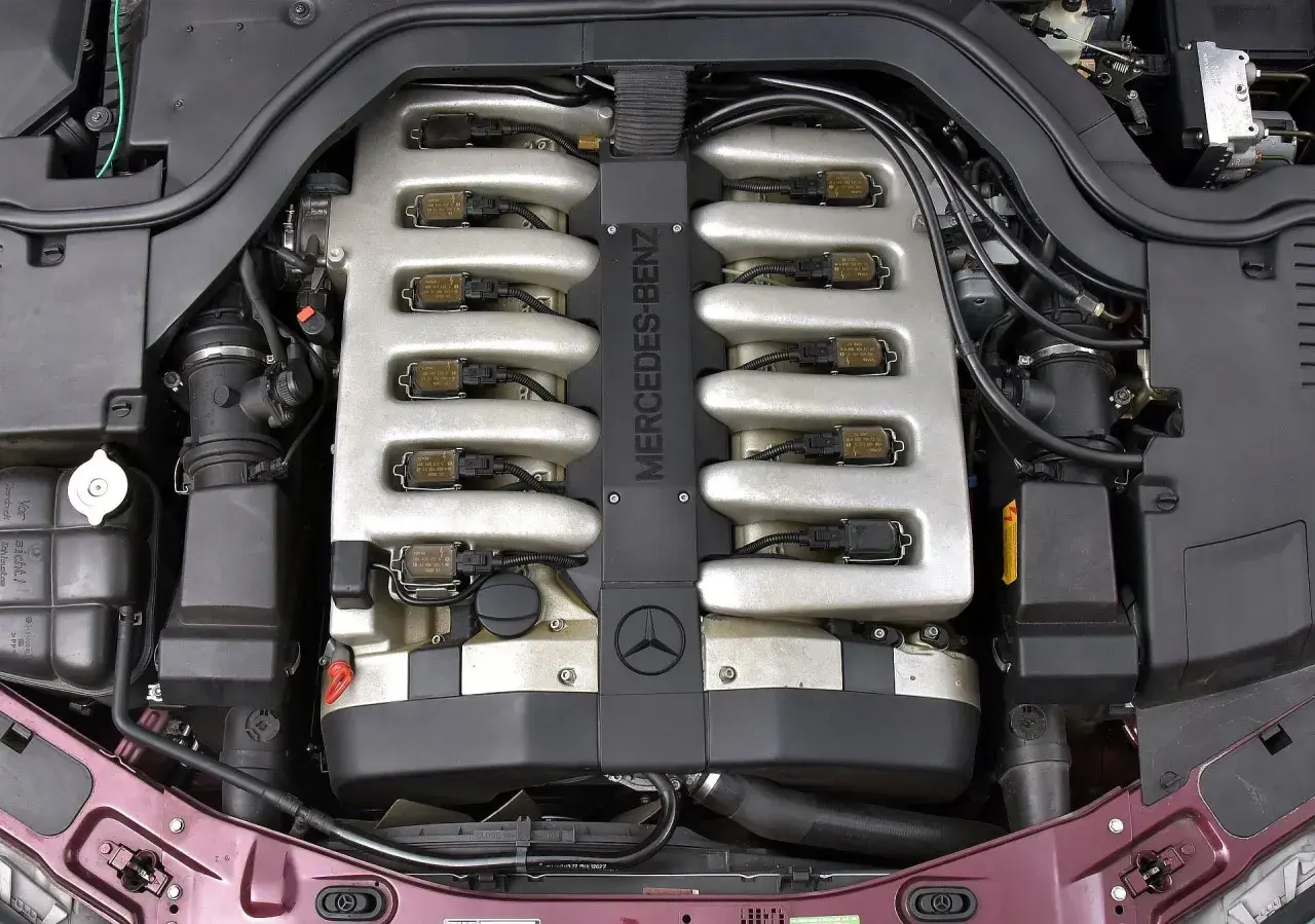 Silnik V12 Mercedes-Benz z dwoma rzędami cewek zapłonowych i kolektorami dolotowymi.