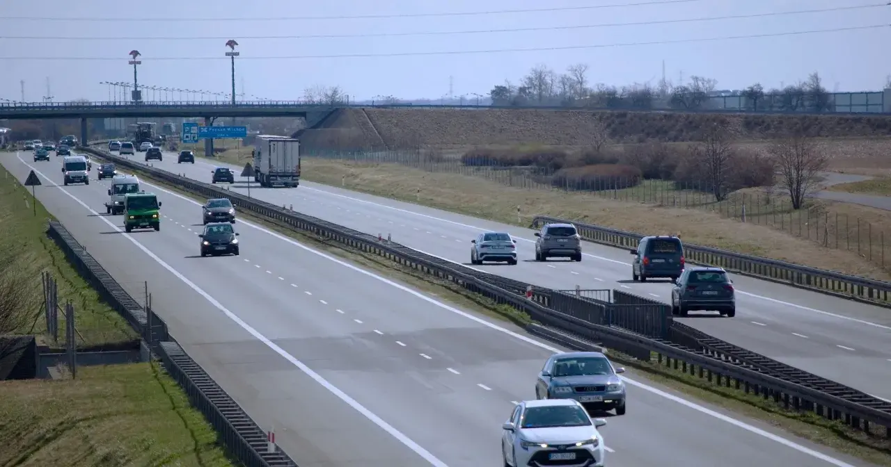 Ruch na autostradzie, gdzie kierowcy zastanawiają się, jaki mandat za jazdę ciężarówka w zakazie.