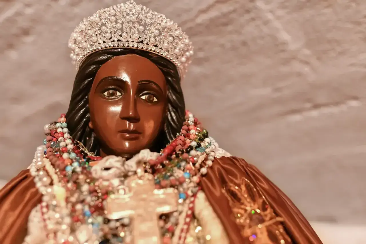 El santo de Sara, una figura oscura con corona de perlas y manto adornado con collares de cuentas, irradia serenidad.
