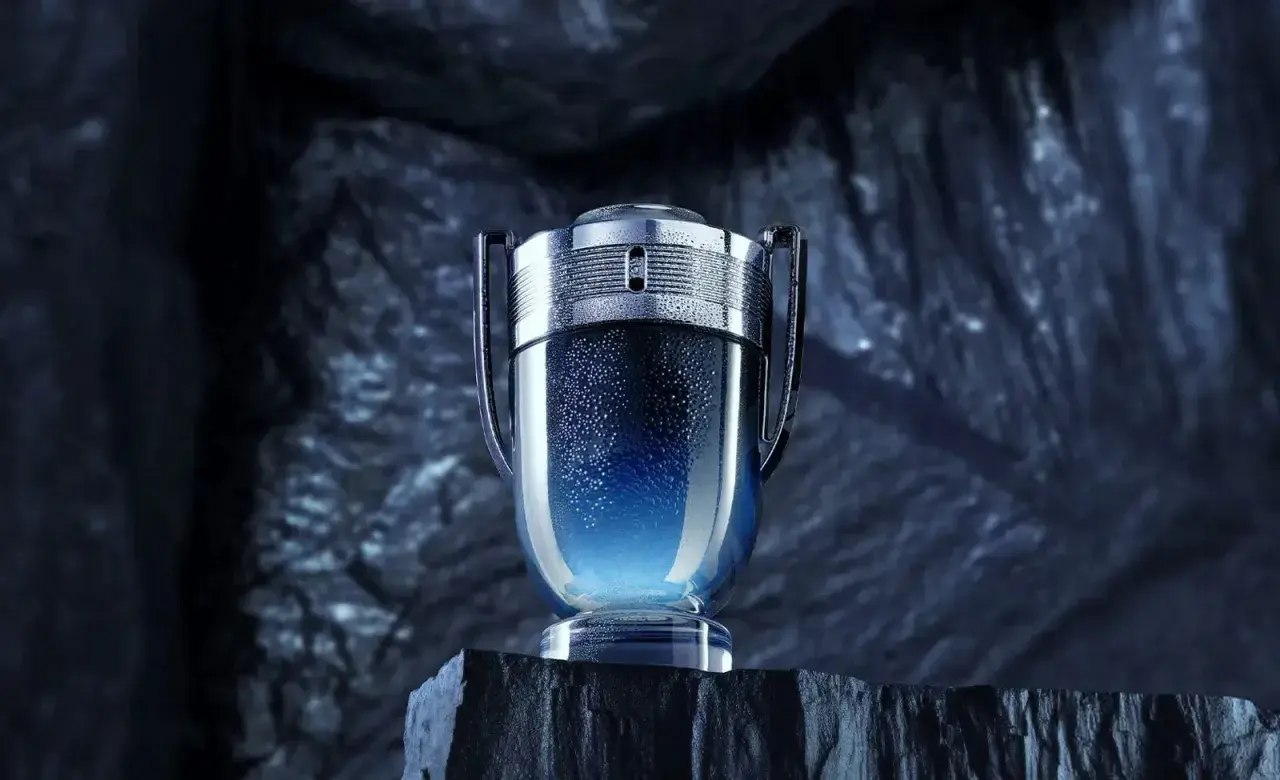 Paco Rabanne Invictus Legend – trofeum w ciemnej, skalistej scenerii, emanujące chłodnym blaskiem i obietnicą zwycięstwa.