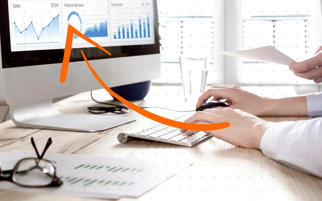 Gráfico de ventas en pantalla de ordenador, con una flecha naranja ascendente. La imagen evoca la idea de una copia de seguridad incremental que impulsa el crecimiento.