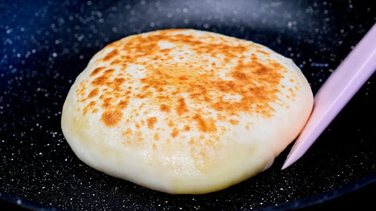 Galette de pomme de terre dorée, cuite à la poêle. Une délicieuse recette pomme de terre sans four facile et rapide.