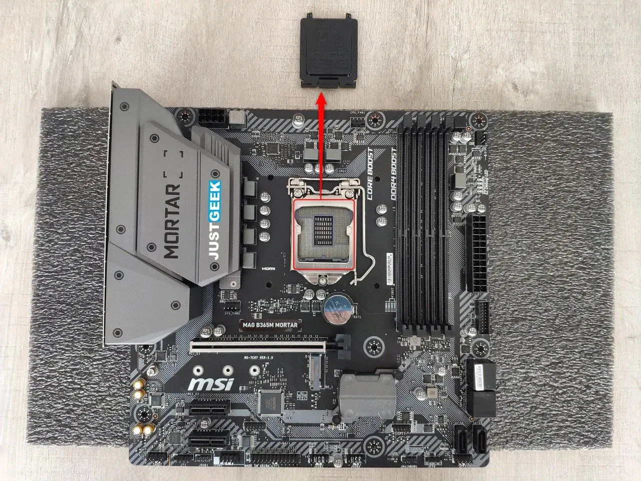Le connecteur carte mère est prêt pour l'installation du processeur sur cette carte MSI MAG B365M MORTAR.