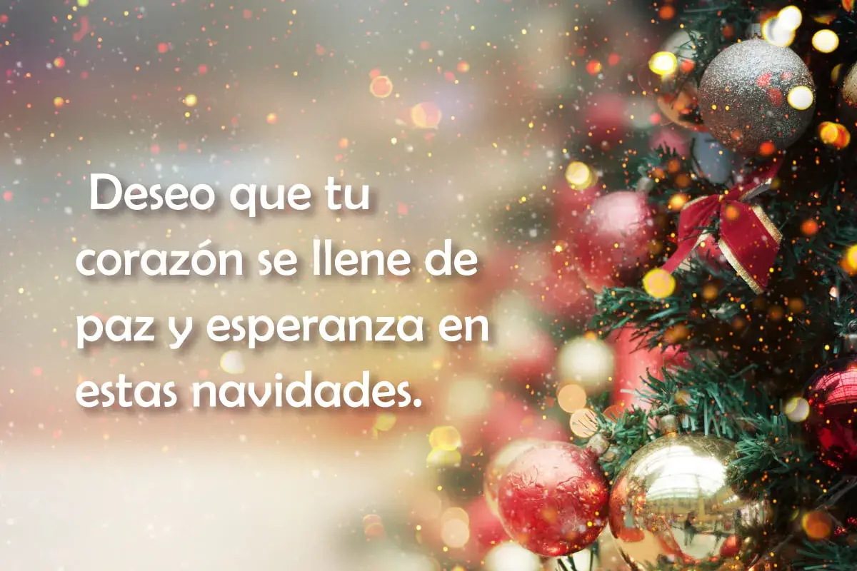 Árbol de Navidad decorado con esferas rojas y doradas. Frases de navidad y año nuevo: "Deseo que tu corazón se llene de paz y esperanza en estas navidades.
