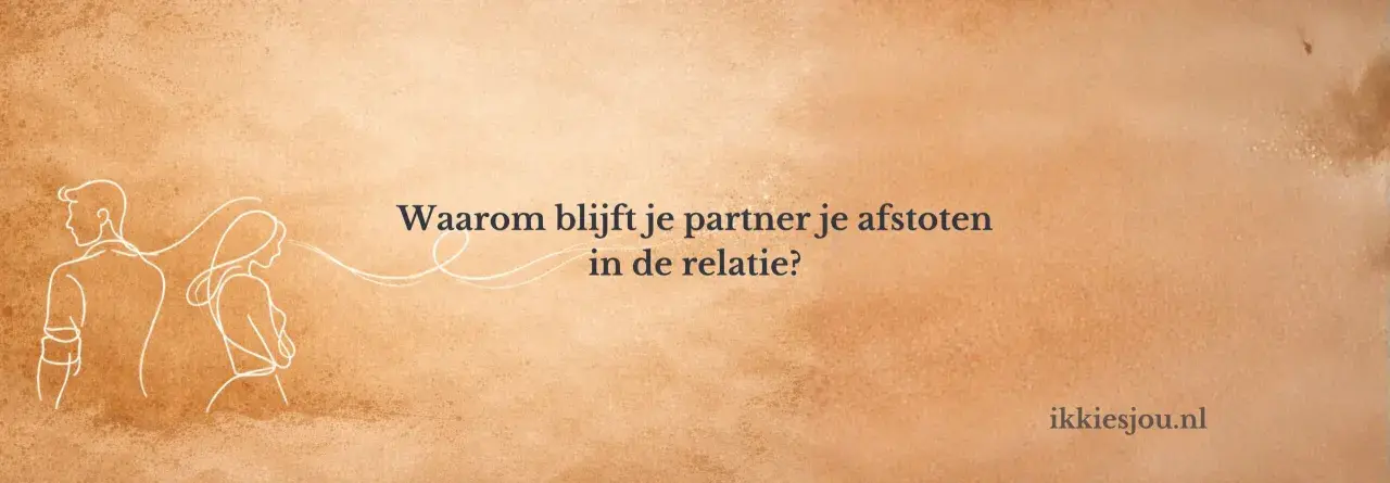 Waarom blijft je partner je afstoten in de relatie? Een illustratie van een koppel dat rug aan rug staat, met de tekst "Waarom blijft je partner je afstoten in de relatie?".