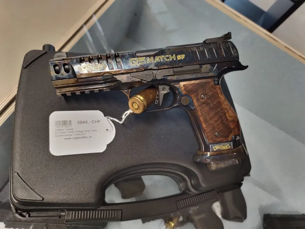 Stare karabiny Walther Q5 Match SF z drewnianą okładziną i nabojem w komorze.