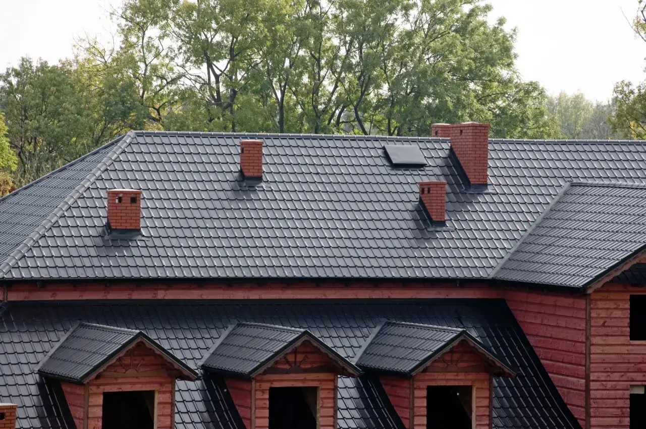 Jak wymierzyć dach kopertowy – kluczowe kroki i praktyczne wskazówki