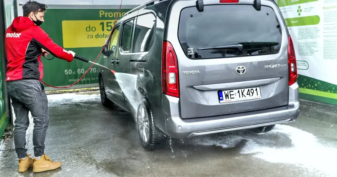 Ile trwa mycie samochodu na myjni? Sprawdź, co wpływa na czas!