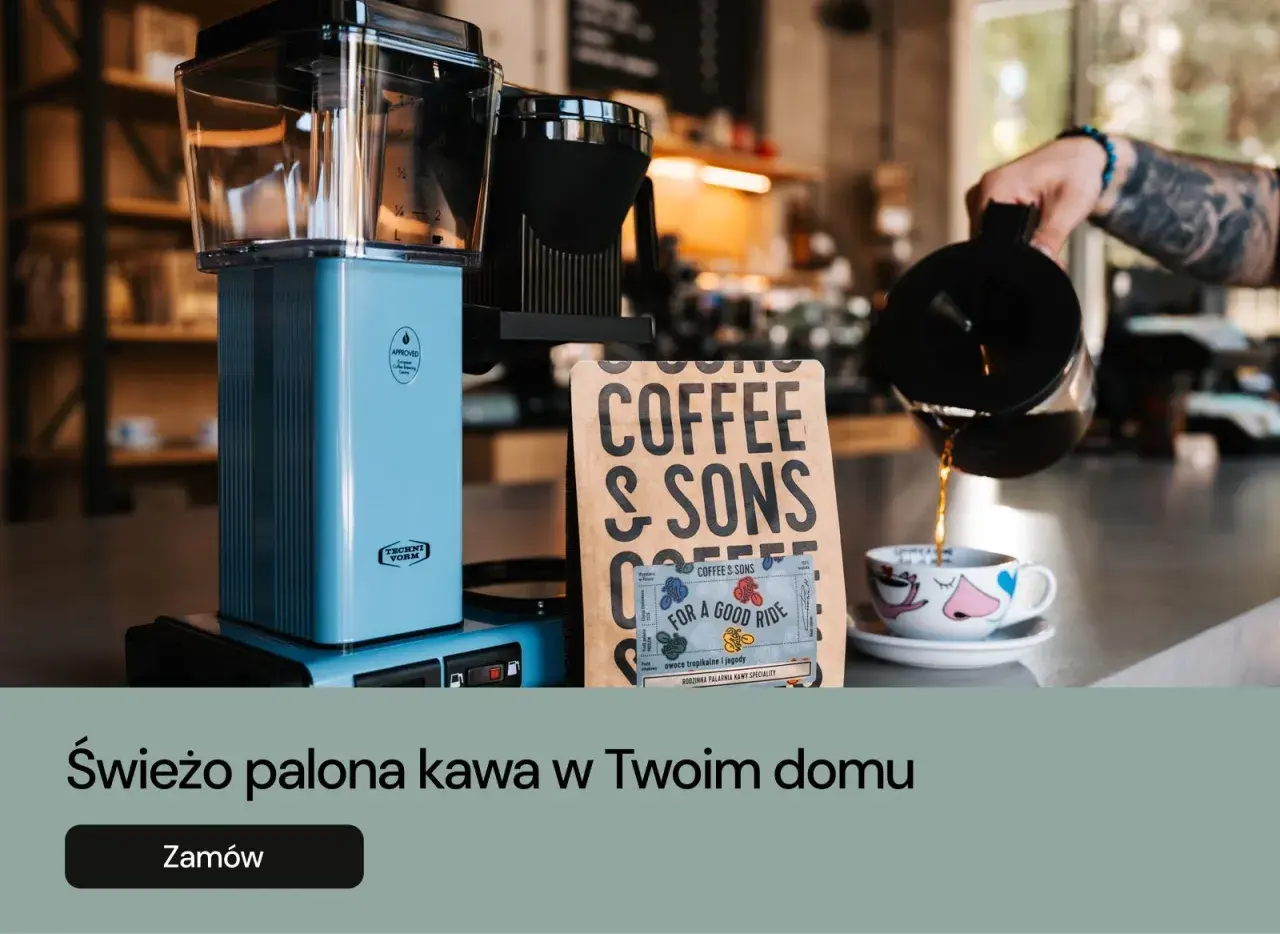 Niebieski ekspres przelewowy i paczka kawy "Coffee & Sons" – idealna kawa do ekspresu przelewowego dla Ciebie.