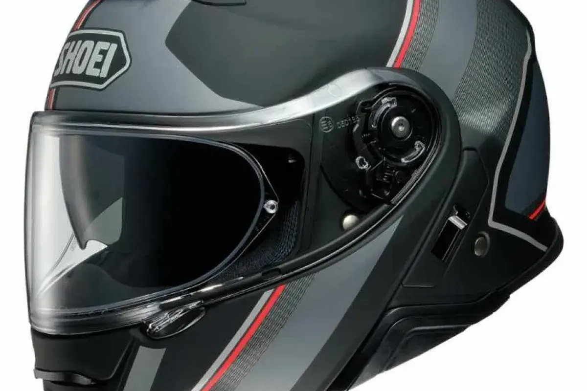 Casco Shoei Neotec 2, diseño gris con detalles rojos y plateados. Su peso es ideal para viajes largos.