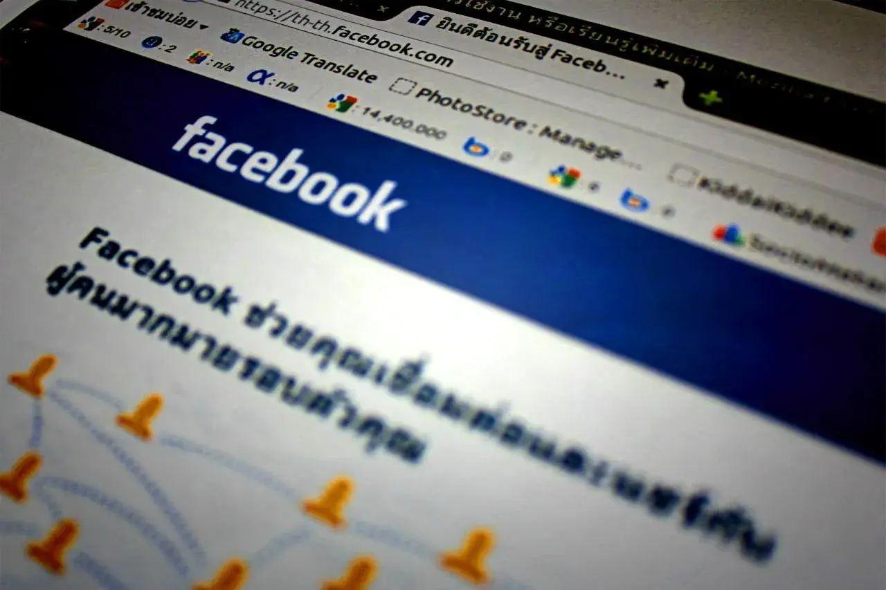 Ekran komputera z otwartą stroną Facebook. Dowiedz się, jak usunąć numer telefonu z Facebooka, aby zwiększyć prywatność.