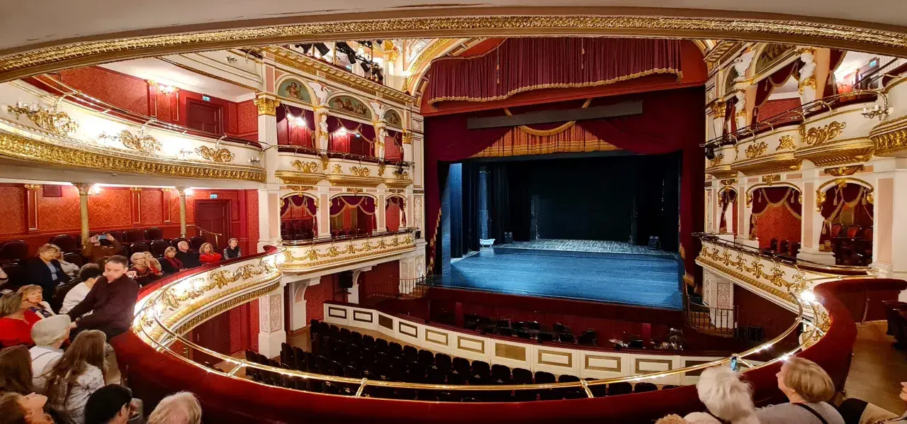 Prunkvoller Zuschauerraum im Oper Breslau, mit Logen, rotem Samt und goldener Verzierung.