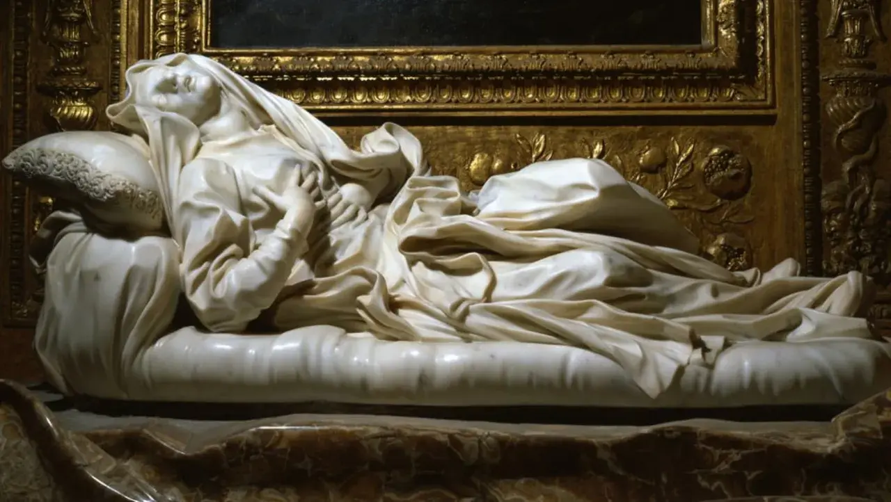 Scultura in marmo di Santa Ludovica in estasi, con drappeggi che ne raccontano la storia.