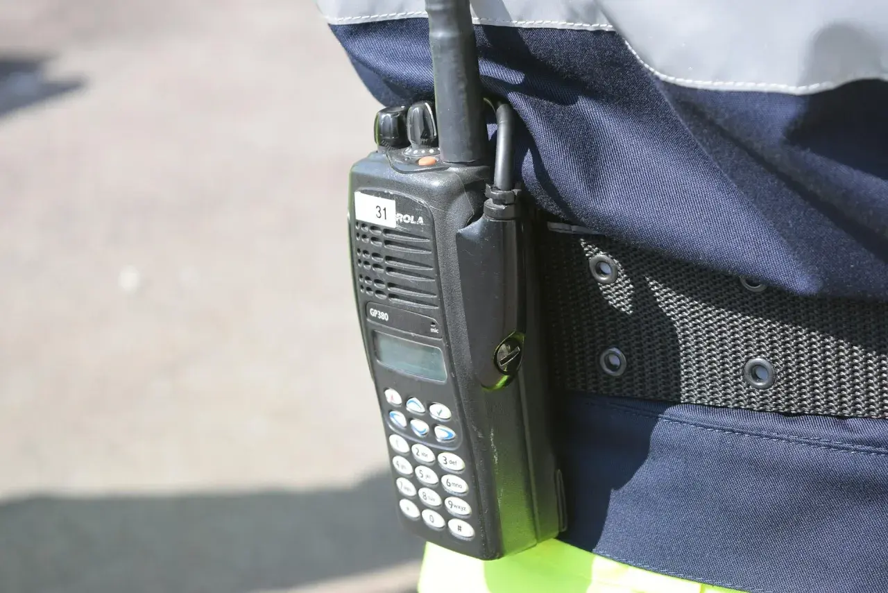 Radiotelefon Motorola GP380 na pasie funkcjonariusza. Służby często używają go do komunikacji, a na jakiej częstotliwości nadaje policja, zależy od regionu i typu łączności.
