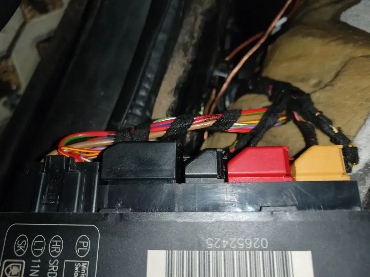 Wiązka przewodów przy module komfortu. Problem z centralny zamek nie zamyka drzwi z pilota? Może tu tkwi przyczyna.