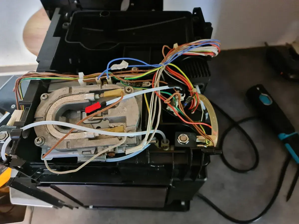 Wnętrze ekspresu DeLonghi, widoczne przewody i elementy grzewcze. Może to być powodem, że ekspres DeLonghi nie płucze.