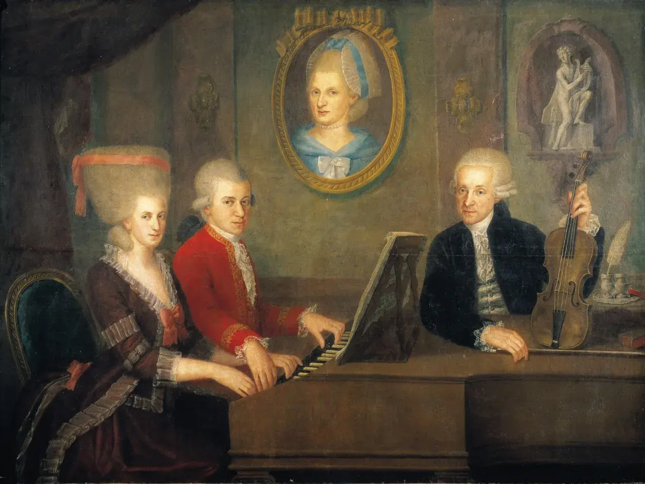 Constanze Mozart und ihre Familie musizieren. Ein Mann spielt Klavier, eine Frau sitzt daneben, ein anderer Mann hält eine Geige.