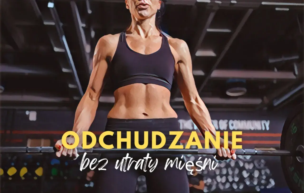 Kobieta z wyrzeźbionym brzuchem podnosi sztangę. Skuteczne odchudzanie bez utraty mięśni to klucz do sukcesu.