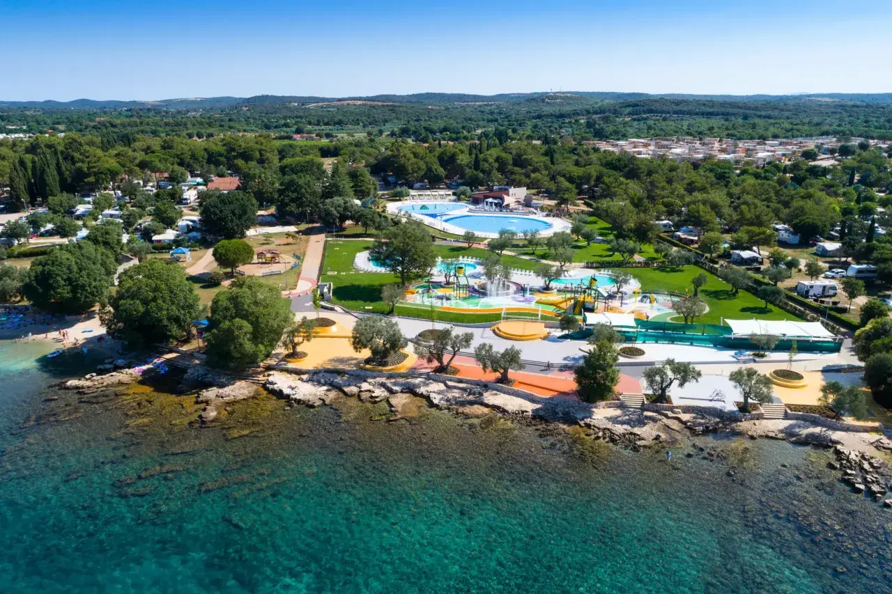 Widok z lotu ptaka na **camping Polari Chorwacja** z basenami, placem zabaw i morzem.