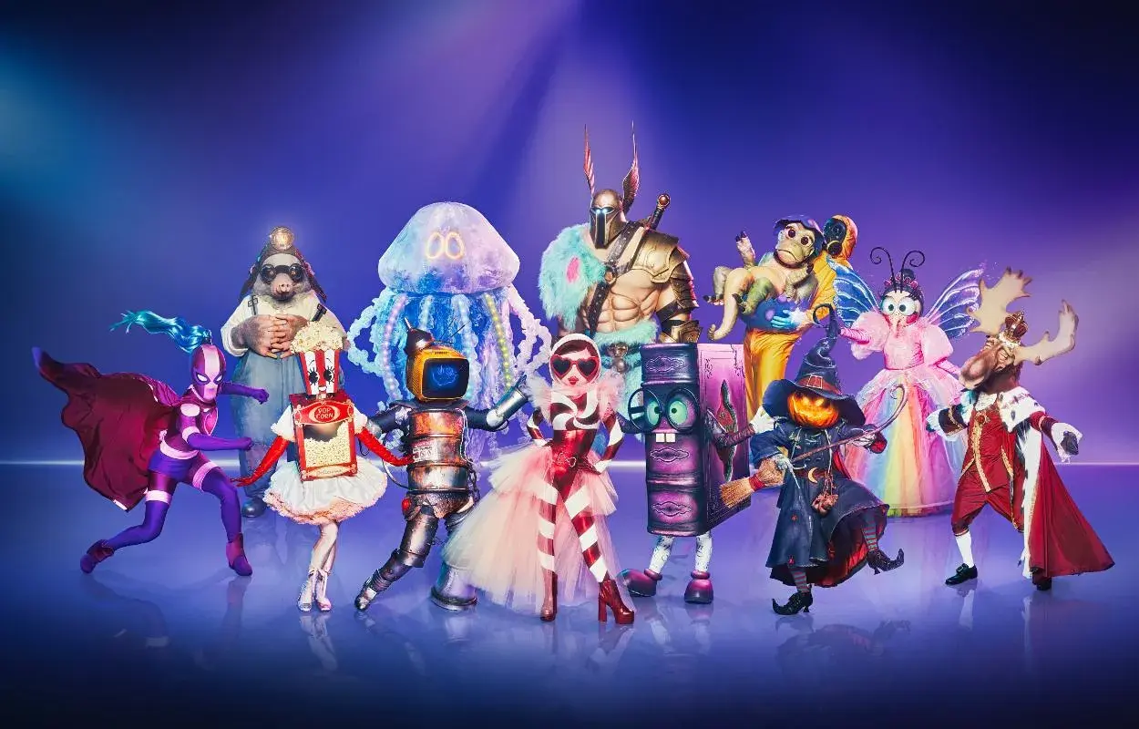 En grupp fantasifulla karaktärer, redo för Masked Singer-tid. En pumpahuvud-häxa, en popcorn-tjej, en älgkung och fler.