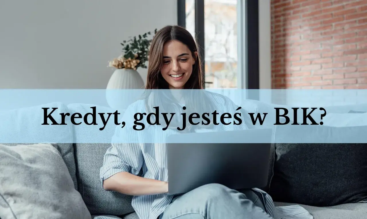 Kobieta z laptopem na kanapie, tekst "Kredyt, gdy jesteś w BIK?".