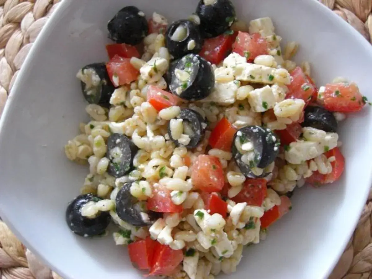 Frischer Ebly Salat mit Oliven, Tomaten und Feta. Ein leichter Genuss für warme Tage.