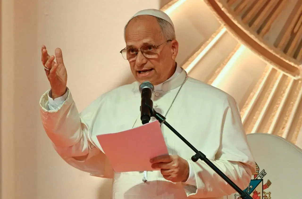 Faryzeusz Nikodem, w białej szacie, przemawia z kartką w ręku, gestykulując.