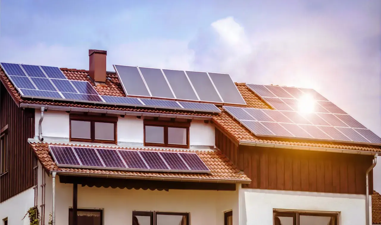 Tejado con placas solares, ideal para tu segunda vivienda. ¡Aprovecha las subvenciones para placas solares en tu segunda vivienda!