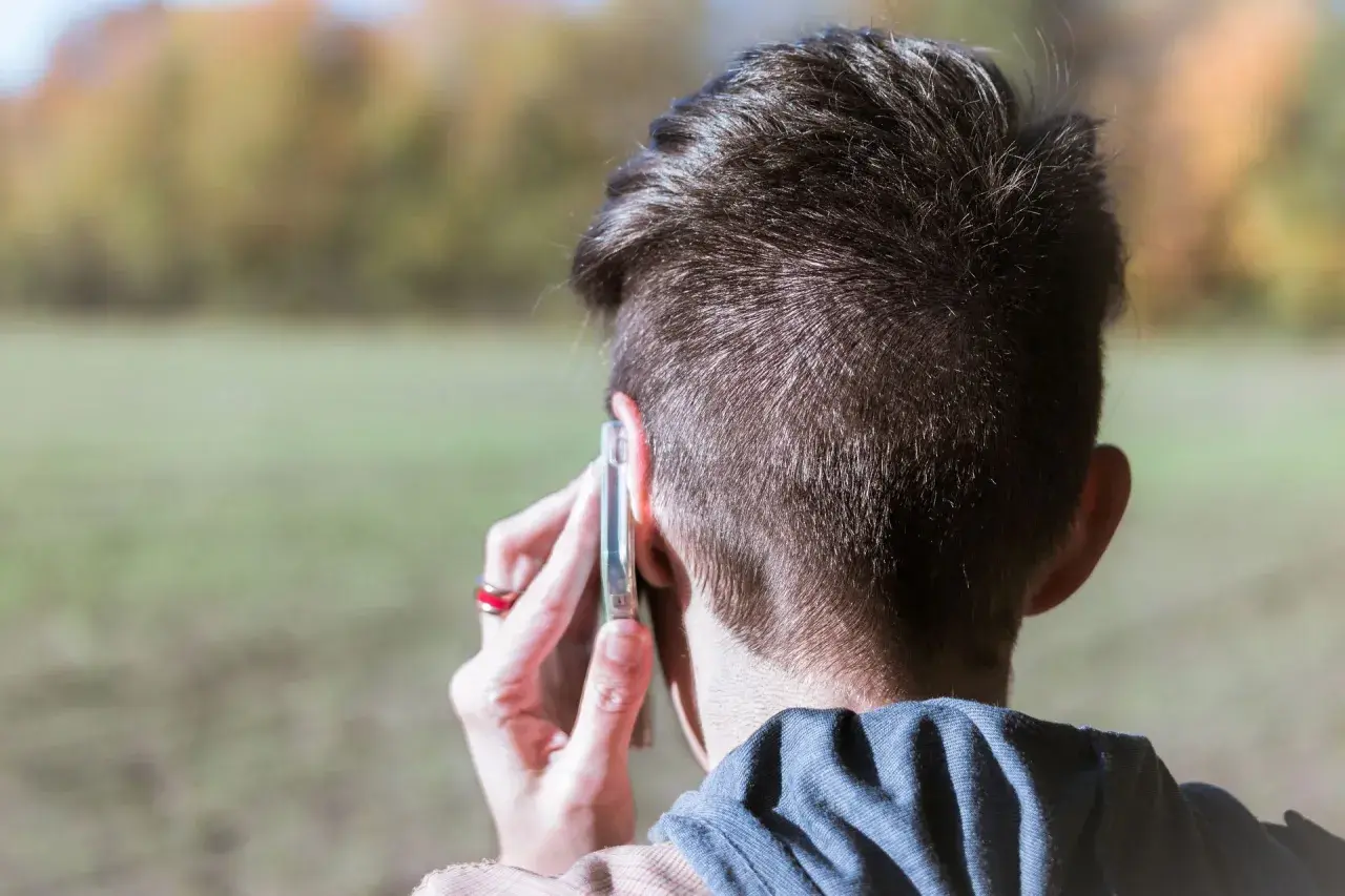 Mężczyzna rozmawia przez telefon, słychać numer kierunkowy +380.