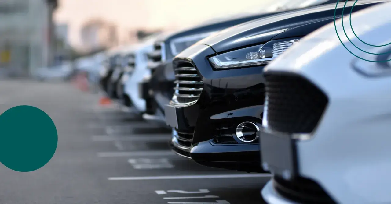 Parcheggio di auto nuove, un'immagine che evoca il **significato** di progresso e mobilità.